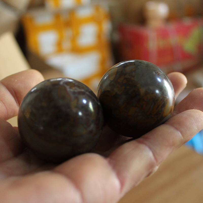 A pair of 40 millimeters of rock